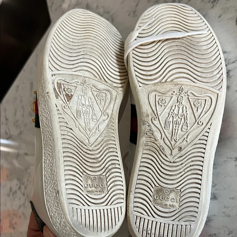 Gucci White and Green Athletic Shoes with Red Accents - Picture 4 of 5